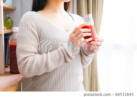 一個女人喝番茄汁 一個女人喝番茄汁 60531695