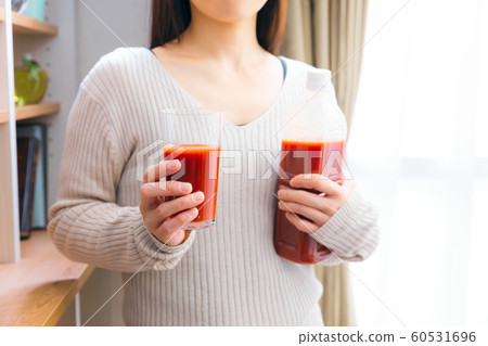一個女人喝番茄汁 一個女人喝番茄汁 60531696