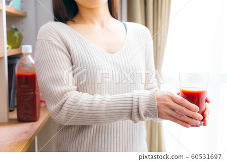 Woman who is not good at tomato juice 60531697