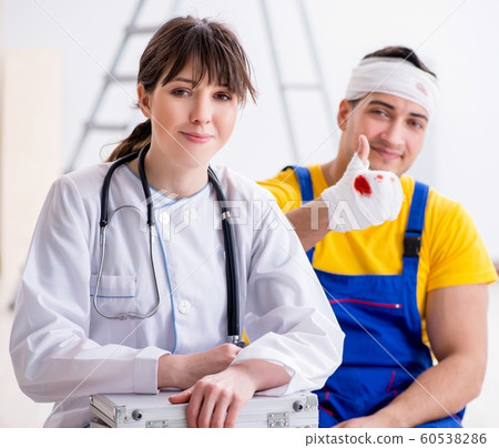 Worker with injured head and doctor Worker with injured head and doctor 60538286