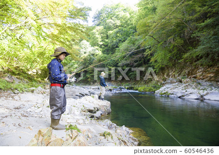 山間溪流釣魚畫像父母子女家庭 60546436