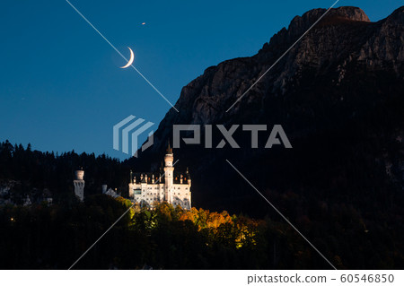 Amazing sunset view on Neuschwanstein. Bavaria, Germany. 60546850