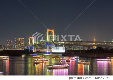 東京台場：發光的彩虹橋和船屋 60547930