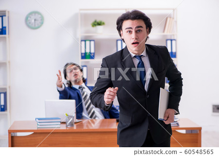 Boss and his male assistant working in the office 60548565