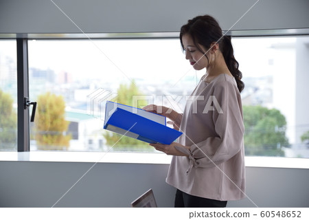 看文件的女實業家 看文件的女實業家 60548652