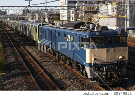 Yamanote Line heading to Tokyo by towing an electric locomotive (distribution forwarding train) 60549831