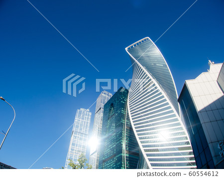 莫斯科在晴朗的天空下的摩天大樓 莫斯科在晴朗的天空下的摩天大樓 60554612