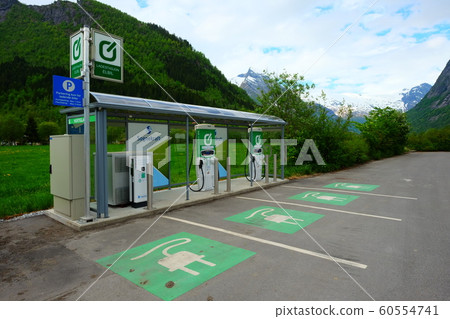 Public electric vehicle charging station. The cost of charging is set by the charging service provider Public electric vehicle charging station. The cost of charging is set by the charging service provider 60554741