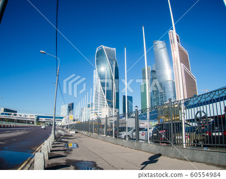 莫斯科在晴朗的天空下的摩天大樓 莫斯科在晴朗的天空下的摩天大樓 60554984