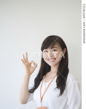 年輕女人做確定標記 60556321
