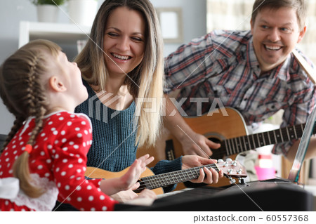 Friendly family at home 60557368