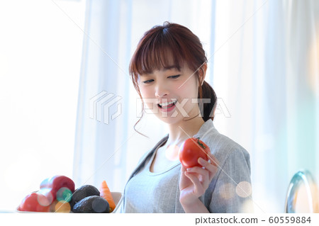 家庭主婦女人生活方式沙拉菜 家庭主婦女人生活方式沙拉菜 60559884
