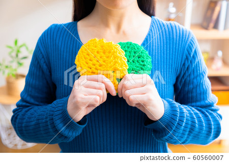 Woman with acrylic scourer 60560007