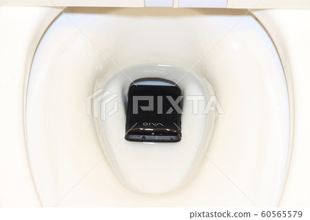 一部智能手機掉進浴室 60565579