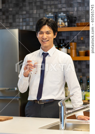 Kitchen, business man, lifestyle 60565745