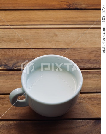 白色陶瓷杯中的鮮牛奶 白色陶瓷杯中的鮮牛奶 60566782