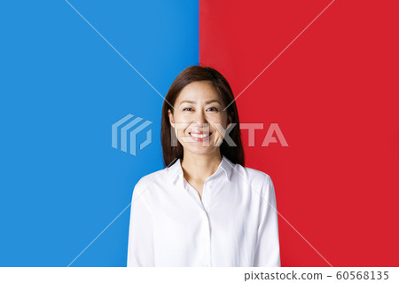A smiling woman 60568135