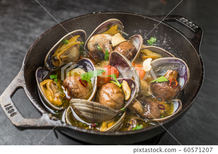 Clam Ahijo (Oil baked dish) 60571207