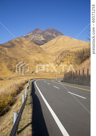 Yufudake和枯萎的草地 60571258