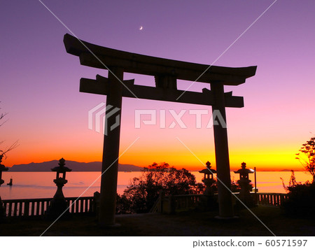 Dusk and crescent moon-colored views of Ako Misaki (100 selections of Japanese sunsets) Dusk and crescent moon-colored views of Ako Misaki (100 selections of Japanese sunsets) 60571597
