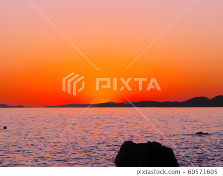 染上青木美aki的深紅色的黃昏美景(日本日落的100種選擇) 染上青木美aki的深紅色的黃昏美景(日本日落的100種選擇) 60571605