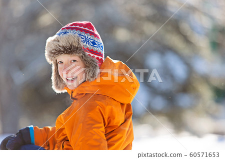 kid at winter 60571653
