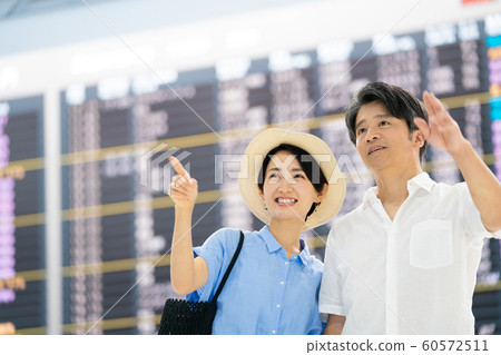 Traveling at the airport shaking hands 60572511