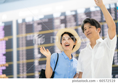 在機場旅行握手 在機場旅行握手 60572519