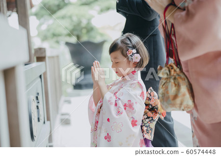 Family Shichigosan Worshiping Photo Cooperation: Takahata Fudoson 60574448
