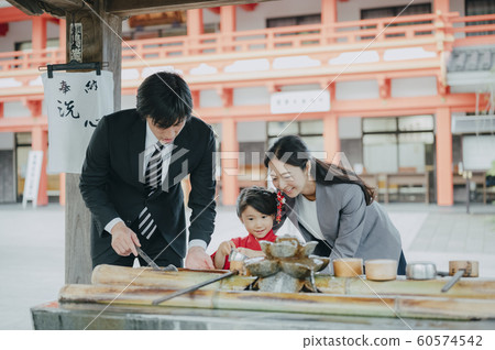 Family Shichigosan Temizu Photography Cooperation: Takahata Fudoson 60574542