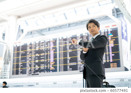Airport businessman time confirmation Airport businessman time confirmation 60577491