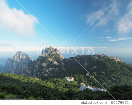 中國安徽黃山 - 從中國黃山光明峰眺望 - 蓮花峰和安玉峰 / 黃山，安徽，中國 60579671
