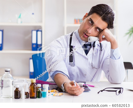 The doctor drug addict in the hospital 60582013