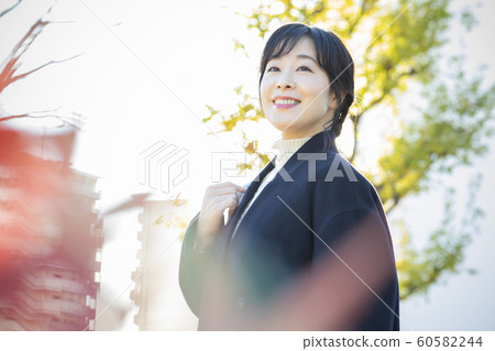 女士戶外公園 60582244