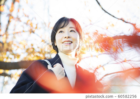 女士戶外公園 60582256