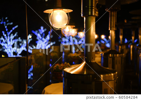 電燈和爐灶溫暖露台座位 60584284