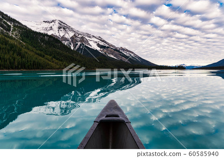 Canoeing on Maligne lake with canadian rockies 60585940