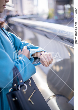 Young woman who cares about the clock Young woman who cares about the clock 60586490