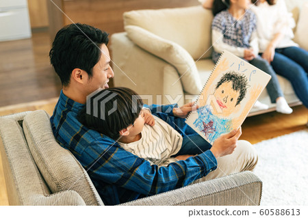 Daddy son painting father's day 60588613