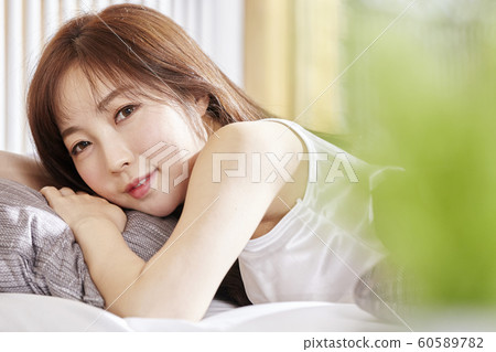 年輕女子,早晨,天氣,床,臥室,房間,房子 年輕女子,早晨,天氣,床,臥室,房間,房子 60589782