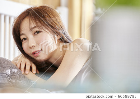 年輕女子，早晨，天氣，床，臥室，房間，房子 60589783