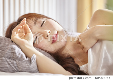 年輕女子,早晨,睡眠,天氣,床,臥室,房間,房子 年輕女子,早晨,睡眠,天氣,床,臥室,房間,房子 60589953