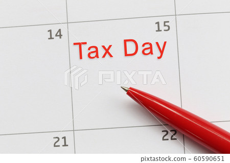 Red pen point to a empty space on the calendar. 60590651
