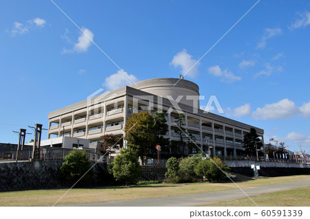 從Muko河的河床看的寶塚市政廳 從Muko河的河床看的寶塚市政廳 60591339