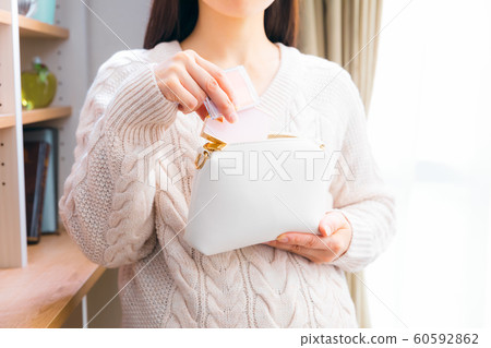 Putting cosmetics in the pouch, taking out pregnant women Putting cosmetics in the pouch, taking out pregnant women 60592862