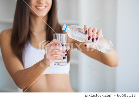 Healthy lifestyle. Beautiful fit young woman holding a bottle of water 60593118