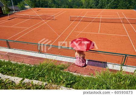 Woman watching a tennis court 60593873