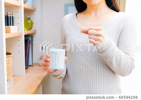 一個拿棉籤的女人 60594208