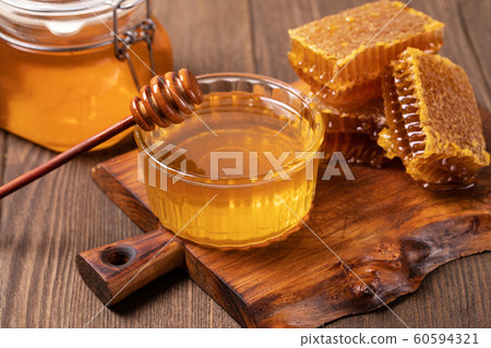 Honey and Honeycomb slice Honey and Honeycomb slice 60594321