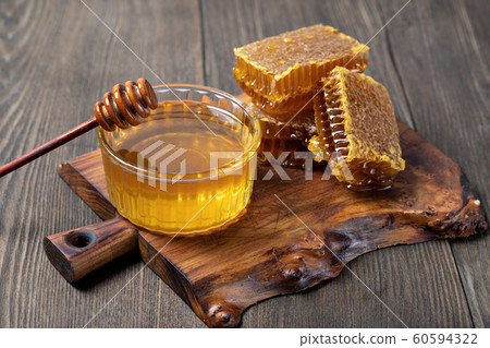 Honey and Honeycomb slice Honey and Honeycomb slice 60594322
